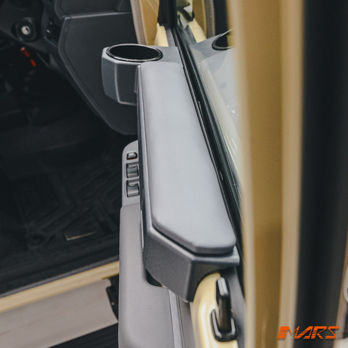 LC70-07-DOOR-ARM-GRY-14.jpg